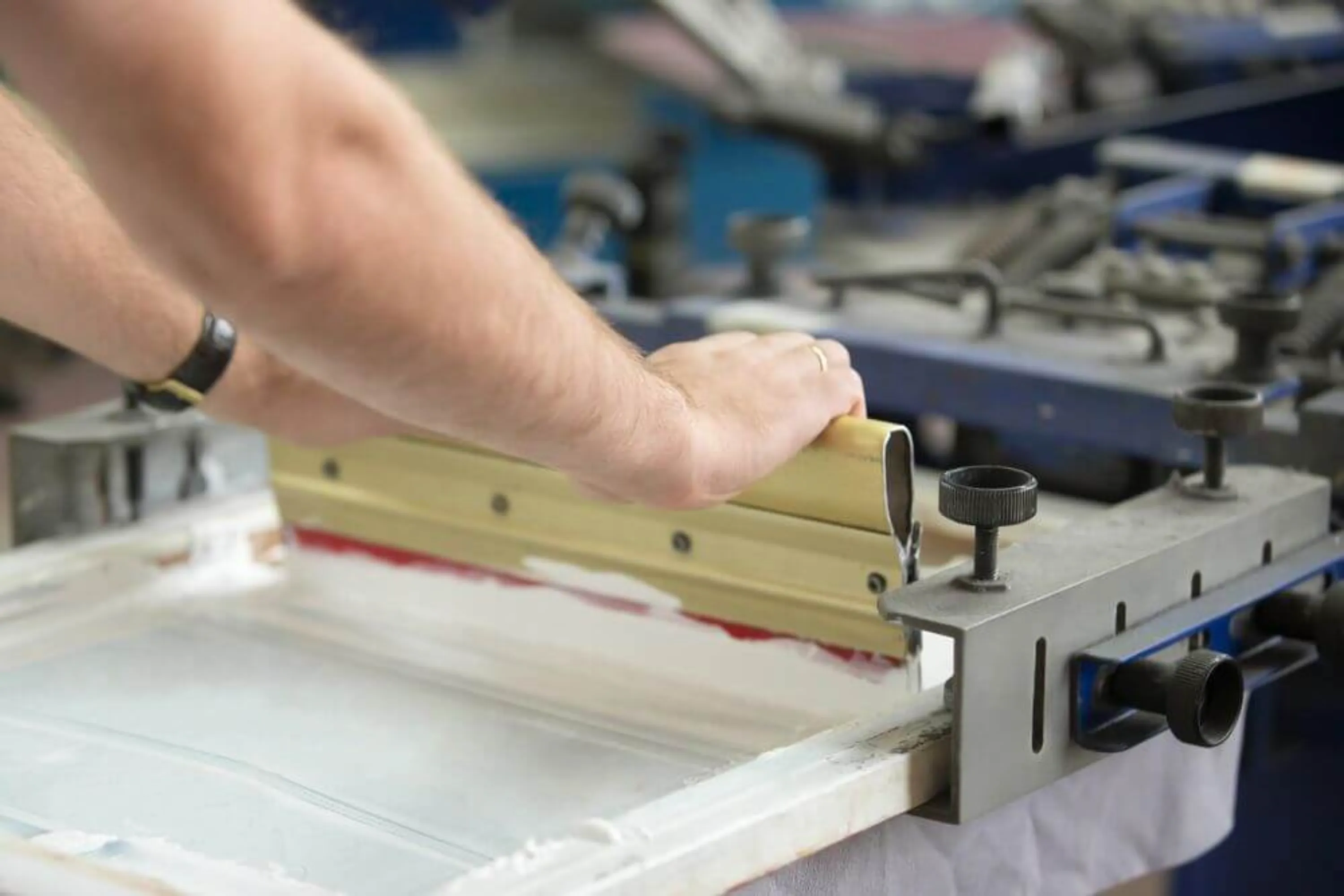 Análisis del mercado de camisetas 2026: Guía práctica para la búsqueda de proveedores y la protección de márgenes 6 Los puntos de fricción ocultos en la fabricación de camisetas